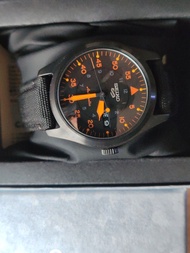 SEIKO 5 自動機械錶 黑色橙針39mm