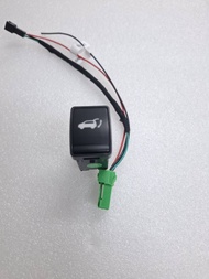 สวิตซ์เปิดฝาท้าย SERENA C27 19-C27T-G001