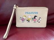 Coach x Peanuts Snoopy米白色拉鍊手拿包