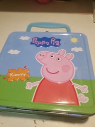 🐷【立體手提】Peppa Pig 粉紅豬小妹造型鐵盒｜超可愛野餐盒吉盒｜小玩具收納