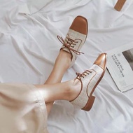 Color-matched Oxford shoes