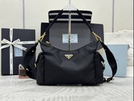 PRADA 新款探索包1BC264 配有2條可拆卸、可調節的編織標志帶肩帶。容量大 長32x高22x底11.5cm
