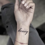 OhMyTat 蜜糖 Honey 英文字刺青圖案紋身貼紙 (2 張)