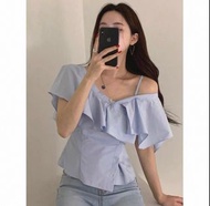 淺藍色荷葉邊斜肩上衣