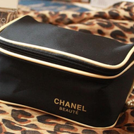 現貨CHANEL香奈兒 專櫃贈品 超厚版奢華緞面黑色金邊方型化妝包 香水包