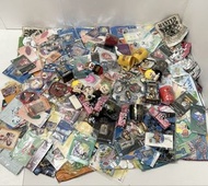 大量海賊王毛絨玩具、一番賞獎品、壓克力立牌、手辦、毛巾，包括山治、索隆、魯夫、艾斯、漢庫克、喬巴和羅。