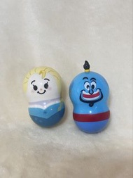 Disney Disneyland Bandai 推出的 Coo'nuts（クーナッツ）迪士尼 不倒翁 左邊造型貌似《冰雪奇緣》愛莎（Elsa）阿拉丁 神燈精靈（Genie）迪士尼公主 阿拉丁神燈公仔