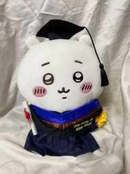 客製繡字畢業公仔🧸大熱#chiikawa 畢業公仔 有好評🤎🤎🫶🏻可以換色領繡字 唔包圖中花束