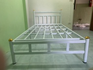 PT SHOP เตียงนอนเหล็กหัวตรง ขนาด 3.5 / 5 / 6 ฟุต  มี สีดำเเละสีขาว