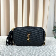 YSL聖羅蘭黑色荔枝紋流蘇相機包 採用绗縫V型標誌 容量合適 經典黑金配色 流蘇鏈條 可單肩可斜挎