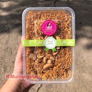 หมี่กรอบ หมี่กรอบสามรส โรยเมล็ดมะม่วงหิมพานต์  มีพร้อมส่ง BY MUISUNGSHOP