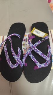 Teva 紫色圖案夾趾拖鞋