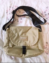 Qminica夏季輕便斜背包 防水 可單肩 可放ipad (啡色)