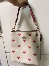COACH蔻馳 Mollie水桶包 白色拼愛心款 幾乎全新正品！皮質柔軟，容量大，手機充電寶都能裝，通勤約會都適合 五金亮，內里乾淨。只有一條帶，介意者勿買 支持自提，包郵 付款後發貨前會拍視頻，不設