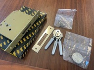 Yale 圓芯鎖 + 3 條鎖匙 / Yale lock + 3 keys