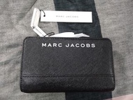 MARC JACOBS 白色LOGO防刮皮革釦式中夾(黑色)