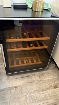 二手優質精細酒櫃（木層架/運作正 常）