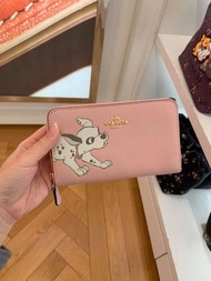 《現貨在途》Coach x Disney限量101忠狗 粉色中長夾