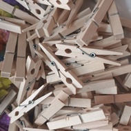 Set of 50 large size 7cm wooden clips in wood color to hang pictures