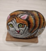 เพนท์สีลงก้อนหิน รูปน้องแมวหมอบ เหมาะเป็นของขวัญ ของสะสม ตั้งโชว์ประดับห้อง โต๊ะทำงานเป็นที่ทับกระดาษ