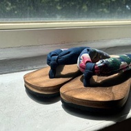 孔雀。 牡丹 和夏日的木屐