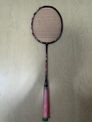 放yonex astrox 天斧 100zz 古紅羽毛球拍.