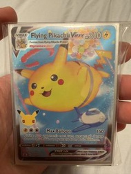 寶可夢集換式卡牌遊戲》25週年慶祝系列的 Flying Pikachu VMAX (飛翔皮卡丘VMAX),。  系列與卡號：Celebrations (慶祝系列) #007/025,。