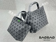 💚Brand New✨ISSEY MIYAKE BAOBAO 水晶包 單肩包 托特包 手拿包 大小號 深灰 Size28x40x13cm Size20x30x13cm