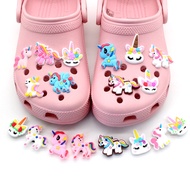 Crocs ชุดการ์ตูนยูนิคอร์นน่ารัก1ชิ้นรองเท้า Jibbitz หัวเข็มขัดเครื่องประดับ DIY รองเท้าแตะตกแต่งสวยงามสำหรับเด็กเล็กเด็กผู้หญิงผู้หญิงและผู้ใหญ่ของขวัญแสนน่ารักปาร์ตี้