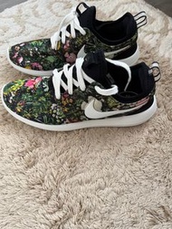Nike Roshe Spring Garden 黑色花卉运动鞋