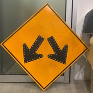 VSAFEMKT WD.36 DOUBLE ARROW JKR 76 Pcs LED ( 600 X 600mm) Solar Signage