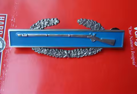 WW2 US ARMY USA MILITARY ARMY COMBAT INFANTRY METAL RIFLE BADGE PIN