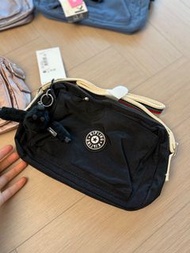 Kipling 多層隨身斜背包 型號 : Abanu M  Black Stripe 米白黑