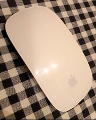 ❤️Apple Magic Mouse 2 無線滑鼠 採用充電式設計，配備多點觸控表面，