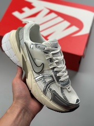 【พร้อมส่งของแท้💯/ รุ่นนี่ใส่ตรงไซส NIKE V2K Run Runtekk Summit White Metallic Silver แฟชั่น รองเท้าก