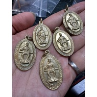 Archan Chum 阿赞仲 泰南第一传奇白衣师傅 通士黎佛寺 佛历2519年  超级大法会 邀请108名高僧包括印度的高僧到来加持 阿巴卡混合铝金属材质 纳黎宣大帝 自身牌 五枚一次出让