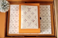 LV  Wallet 水彩漸變 壓紋粒面牛皮 護照包 夢幻紫