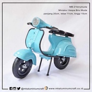 Miniatur Motor Vespa Klasik Warna Biru Muda dari Logam