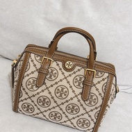 Tory Burch T Monogram緹花皮革波士頓包(卡其色）