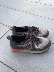 ASICS GEL-LYTE V，以棕褐色和灰色拼色設計為特色。
