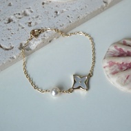 Golden Flower" 4-petal mother-of-pearl pearl bracelet - Pearly Dolly Akoya pearl bracelet with 4-pet