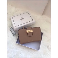 กระเป๋าสตางค์ผู้หญิง กระเป๋าสตางค์Lyn outlet เเบบหนังเเก้ว มีเเบบใบสั้นใบยาวให้เลือกหลายสี