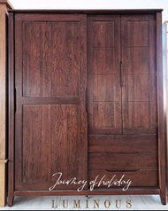 全實木北美進口FAS級白橡木全實木多功能大型衣櫃. 超強收納衣物功能,趟門慳位設計. 北美頂級白橡木打造,堅固耐用,唔易變型. 就連背板同抽屉都係全實木打造. 低於成本發售,平過訂做衣櫃,但用料,外型