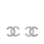 【CHANEL 香奈兒】CC Logo 水鑽及珍珠鑲飾針式耳環(銀色)/ 平行輸入