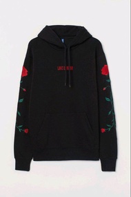 Hoodie HNM H&M Love is blind bordir
