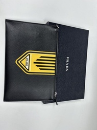 Prada 黑色手拿包
