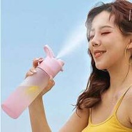 1pc 22oz/650ml Gradient Spray Sports Water Bottle With Mist Sprayer, Made Of PC Material, Portable G