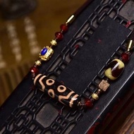 天降圣石——藏传顶级佛供「七眼」
☀️ 七星布阵，得药师佛加持。正法不断增长、福慧圆满之意。求官得官、求财得财、心想事成。镶蚀线清晰规整，边界分明，包浆油润厚重，真正的至纯好珠子。搭配——虎牙天珠——