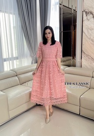 M-4XL // The classic เดรสลูกไม้ยาวคอปีน ใช้ผ้าลูกไม้เนื้อแน่นอย่างดี  ขึ้นลวดลายรอบตัว