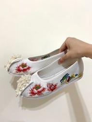 白色繡花鞋